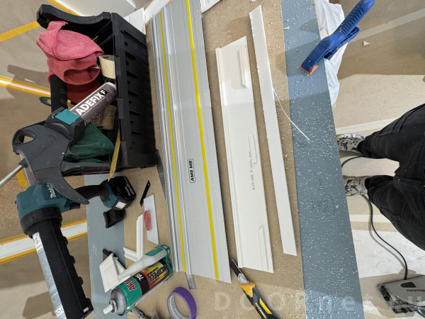 Распустил плинтус. Пилил на первой скорости. Немного всё равно плавился. Наклеил опоры.